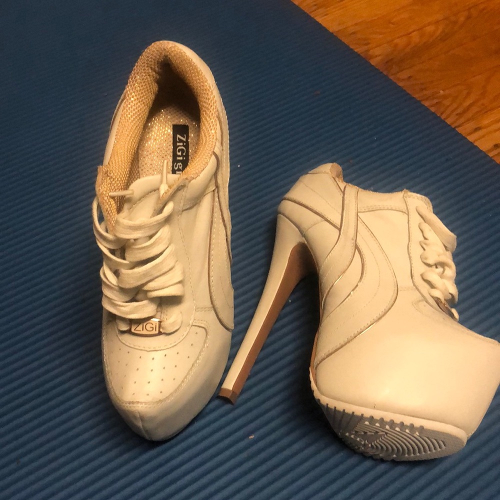 Zigi Girl “Soothe” 2.5” platform white heels